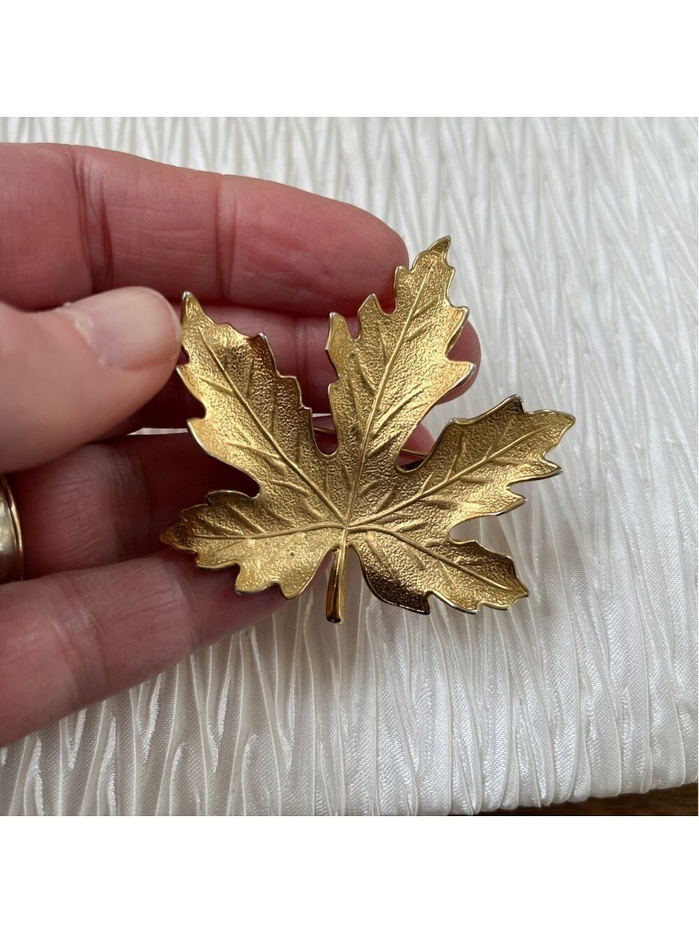 VINTAGE Gold Tone Maple Leaf Brooch Pin Canada Day Woodland Elegant Patriotic